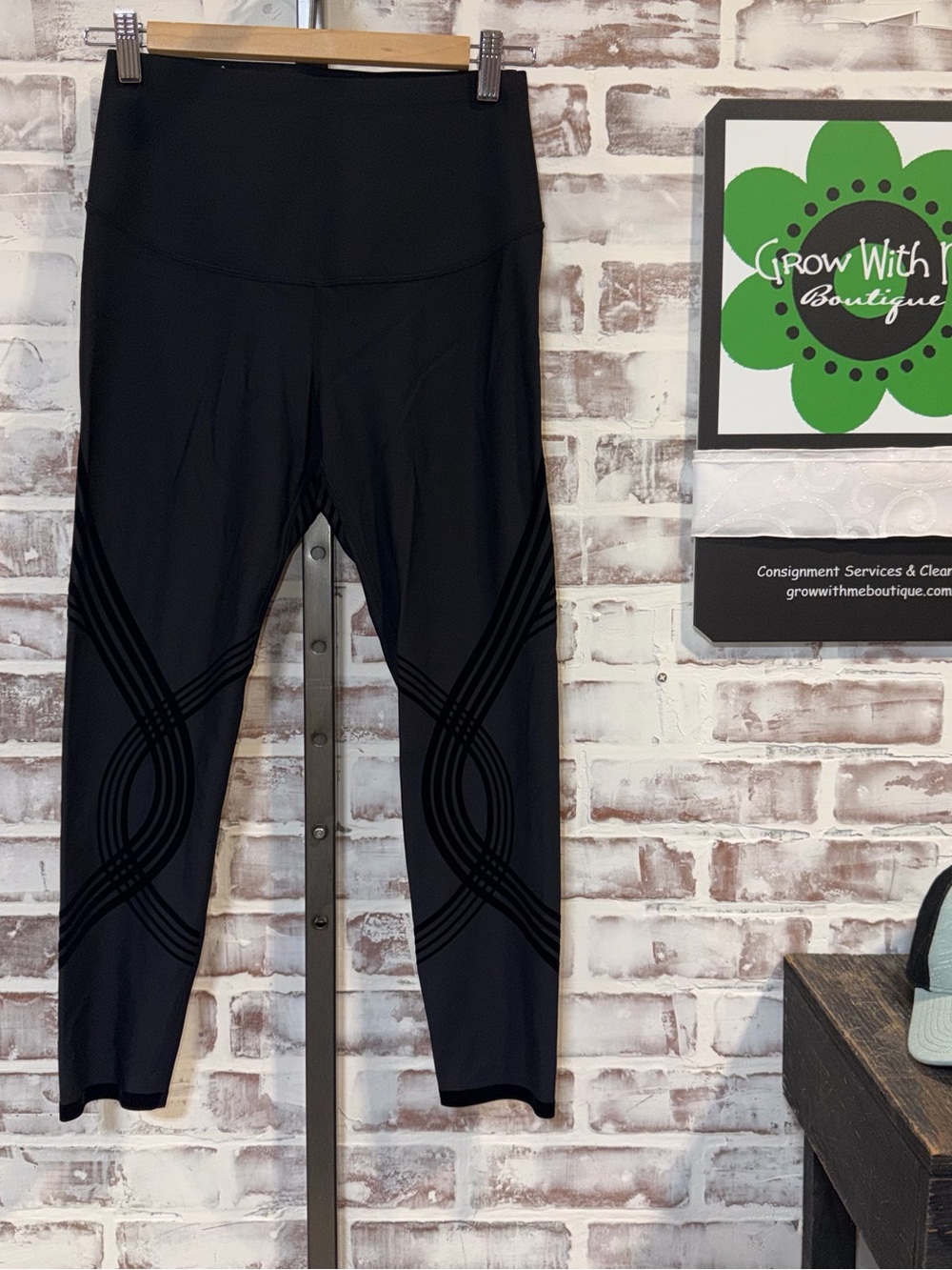Fanka High-Rise Black Performance Leggings with Graphic Knee Detail